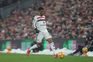 January 5, 2025, Liverpool, Merseyside, United Kingdom: Amad Diallo of Manchester United breaks with the ball during the Premier League match Liverpool vs Manchester United at Anfield, Liverpool, United Kingdom, 5th January 2025. (Credit Image: Â© Gareth Evans/News Images via ZUMA Press Wire)、クレジット：©Ｇａｒｅｔｈ　Ｅｖａｎｓ／Ｎｅｗｓ　Ｉｍａｇｅｓ　ｖｉａ　ＺＵＭＡ　Ｐｒｅｓｓ　Ｗｉｒｅ／共同通信イメージズ