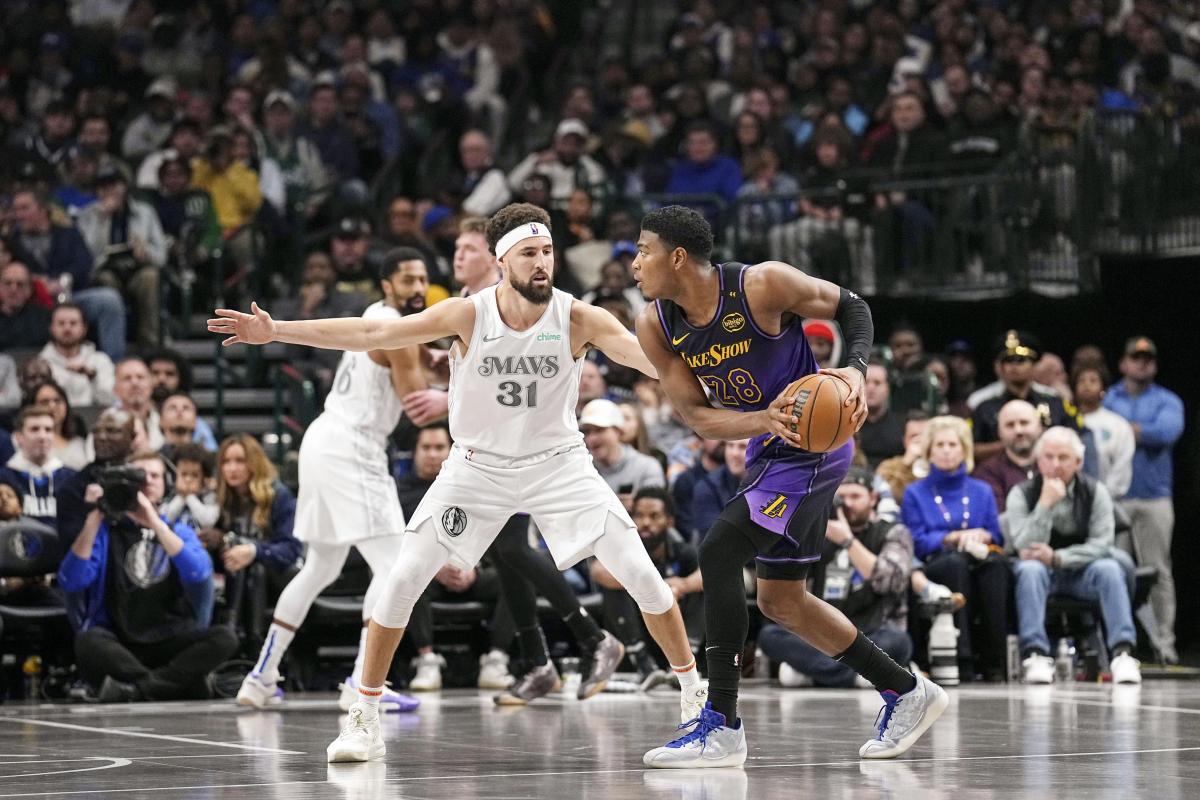 マーベリックス戦でドリブルするレーカーズの八村（右）＝ダラス（ＮＢＡＥ・ゲッティ＝共同）