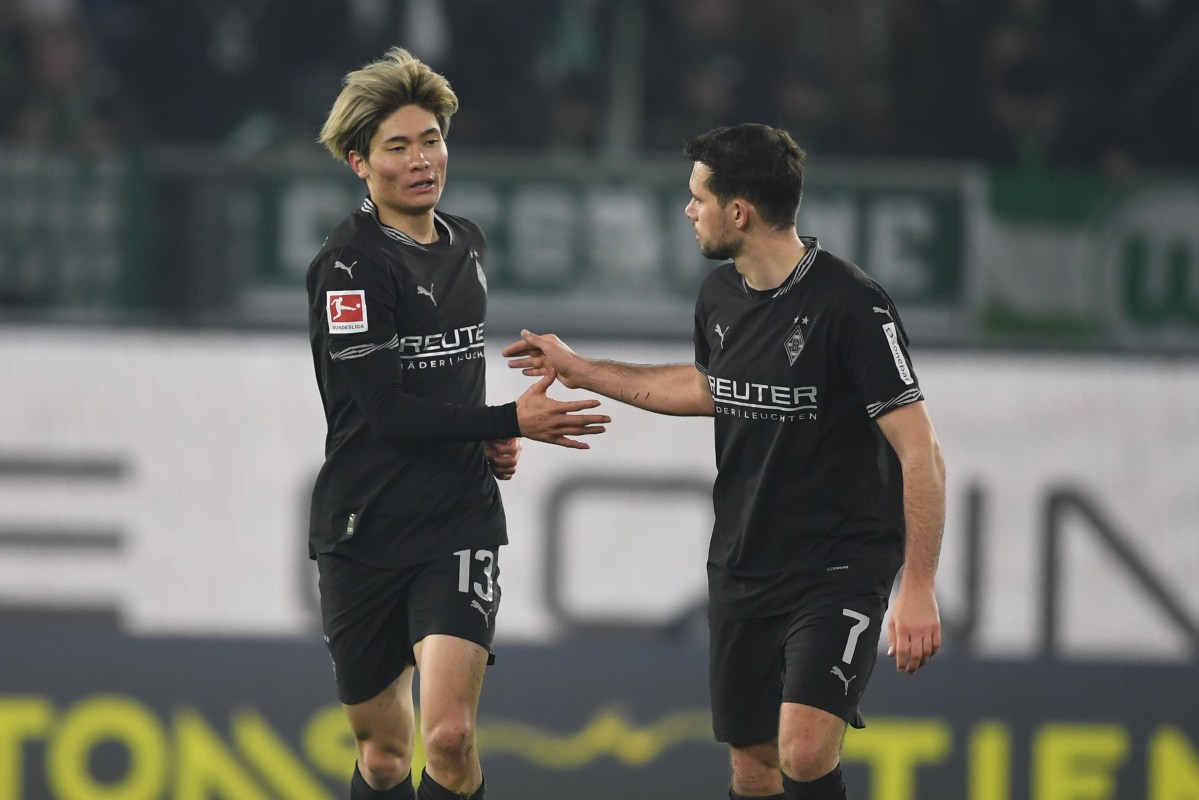 14 January 2025, Lower Saxony, Wolfsburg: Soccer, Bundesliga, VfL Wolfsburg - Borussia Mönchengladbach, Matchday 17, Volkswagen Arena. Mönchengladbach‘s Shio Fukuda (l) applauds Mönchengladbach‘s Kevin Stöger after his goal to make it 5:1. Photo: Swen Pförtner/dpa - IMPORTANT NOTE: In accordance with the regulations of the DFL German Football League and the DFB German Football Association, it is prohibited to utilize or have utilized photographs taken in the stadium and/or of the match in the form of sequential images and/or video-like photo series.、クレジット：ＤＰＡ／共同通信イメージズ 「ＤＰＡ」