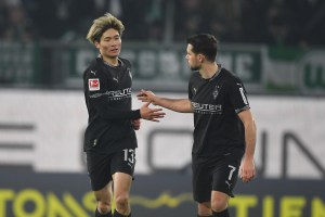 14 January 2025, Lower Saxony, Wolfsburg: Soccer, Bundesliga, VfL Wolfsburg - Borussia Mönchengladbach, Matchday 17, Volkswagen Arena. Mönchengladbach‘s Shio Fukuda (l) applauds Mönchengladbach‘s Kevin Stöger after his goal to make it 5:1. Photo: Swen Pförtner/dpa - IMPORTANT NOTE: In accordance with the regulations of the DFL German Football League and the DFB German Football Association, it is prohibited to utilize or have utilized photographs taken in the stadium and/or of the match in the form of sequential images and/or video-like photo series.、クレジット：ＤＰＡ／共同通信イメージズ 「ＤＰＡ」