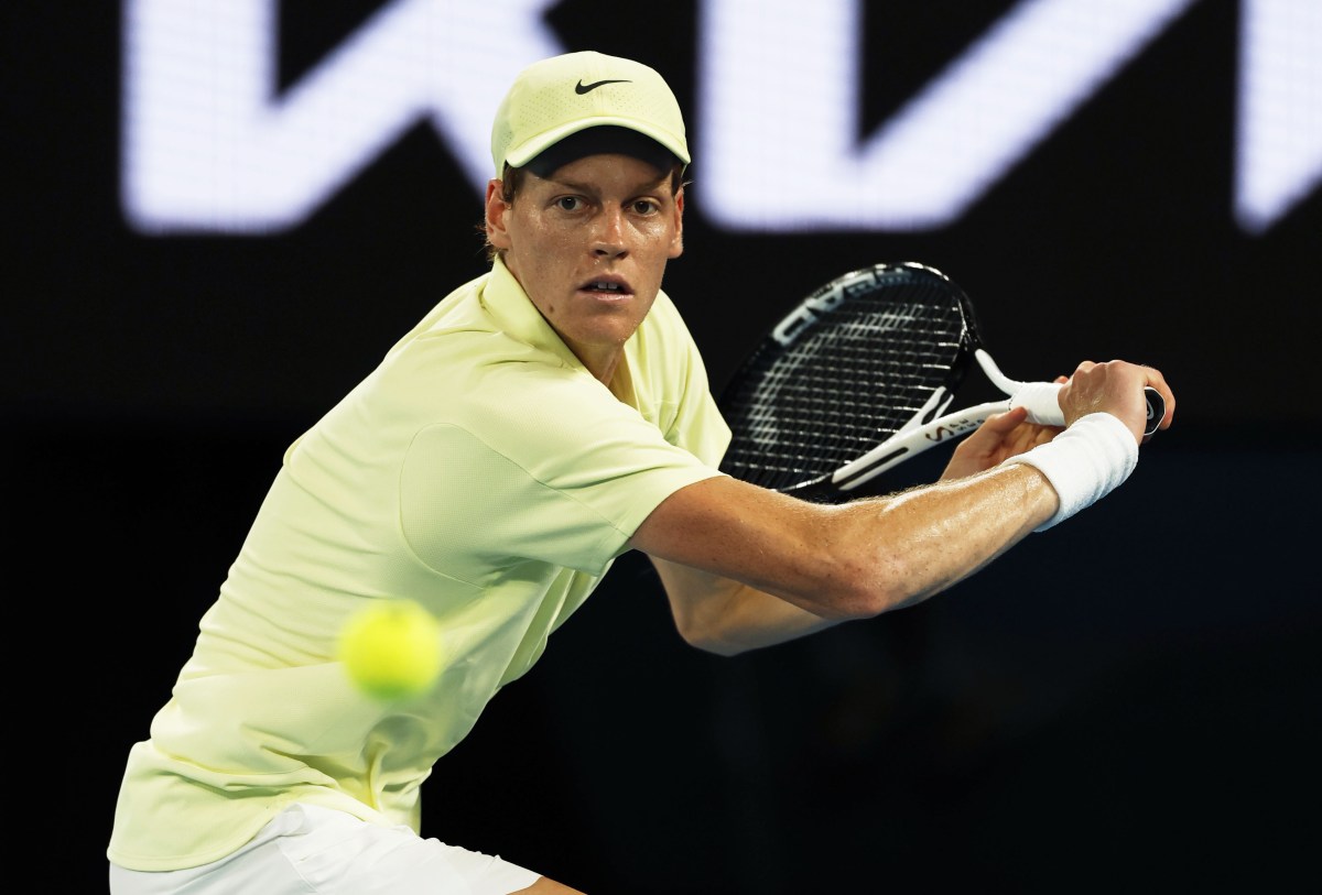 男子シングルス３回戦でプレーするヤニク・シナー＝メルボルン（共同）