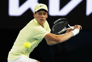 男子シングルス３回戦でプレーするヤニク・シナー＝メルボルン（共同）