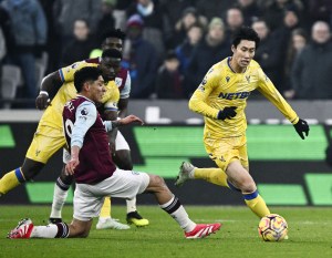 ウェストハム戦で攻め込むクリスタルパレスの鎌田（右）＝ロンドン（共同）