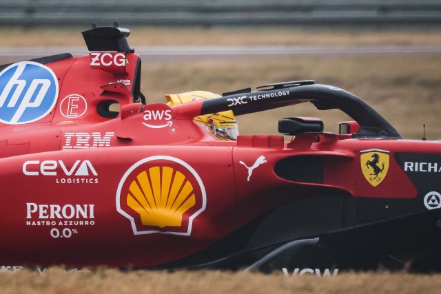 フェラーリSF-23を初めてドライブするルイス・ハミルトン