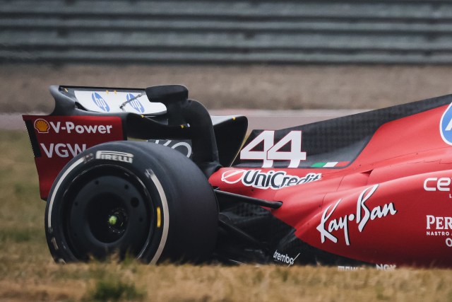 フェラーリSF-23を初めてドライブするルイス・ハミルトン