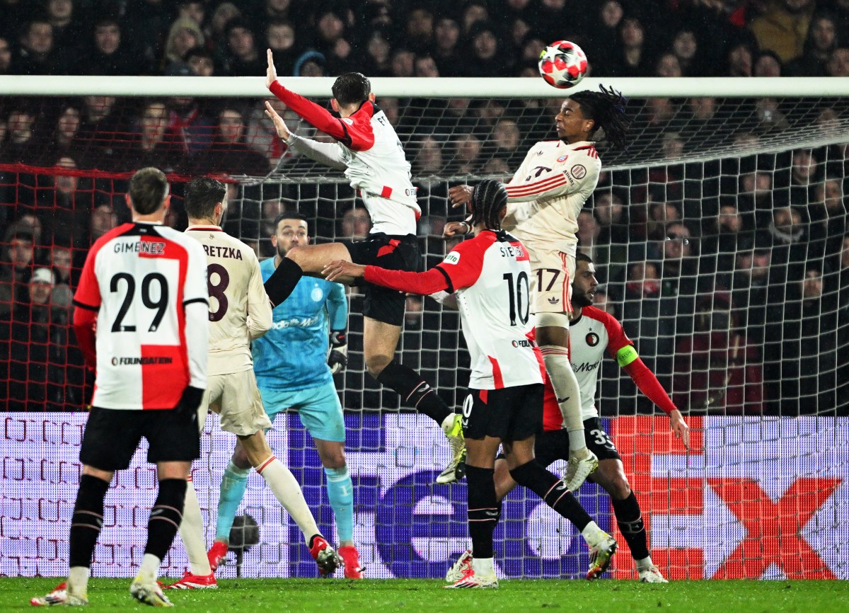 22 January 2025, Netherlands, Rotterdam: Soccer: Champions League, Feyenoord Rotterdam - Bayern Munich, preliminary round, matchday 7, De Kuip, Munich‘s Michael Olise (top right)