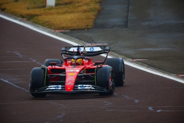 フェラーリSF-23を初めてドライブするルイス・ハミルトン