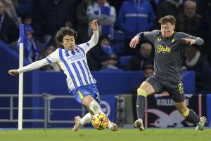 エバートン戦で競り合うブライトンの三笘（左）＝ブライトン（共同）