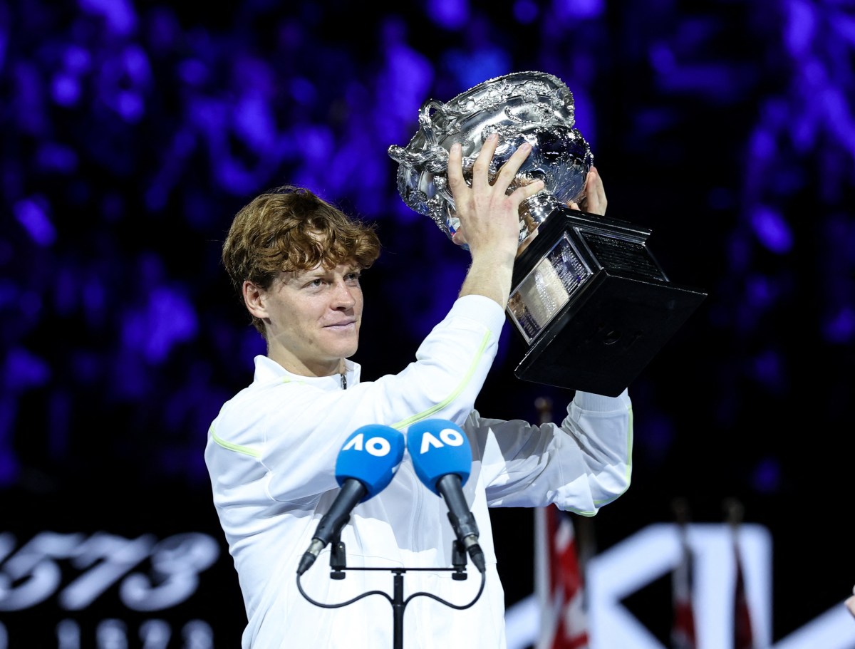 Jannik Sinner poses with the trophy at the awarding ceremony after the men‘s singles final between Jannik Sinner of Italy and Alexander Zverev of Germany at Australian Open tennis tournament in Melbourne, Australia, Jan. 26, 2025. Photo by Ma Ping/Xinhua/ABACAPRESS.COM、クレジット：Ｘｉｎｈｕａ／ＡＢＡＣＡ／共同通信イメージズ