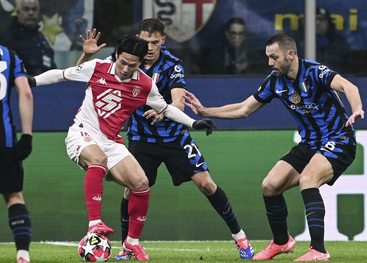 インテル・ミラノ戦で攻め込むモナコの南野（左）＝ミラノ（共同）