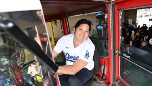 大谷翔平が消防士に？　大型消防車に乗り込み笑顔を浮かべるショットに「とてもいい顔」