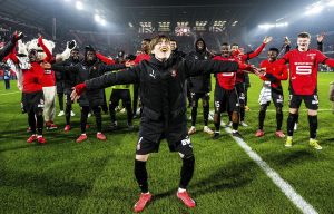 ストラスブールに勝利し喜ぶレンヌの古橋（手前）＝レンヌ（共同）