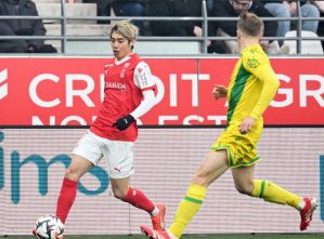 ナント戦で攻め込むスタッド・ランスの伊東（左）＝ランス（共同）