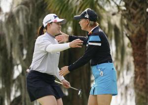 最終ラウンド、ホールアウトし、同組のアニカ・ソレンスタム（右）とハグする竹田麗央。通算１１アンダーで８位＝レークノナ・クラブ（共同）
