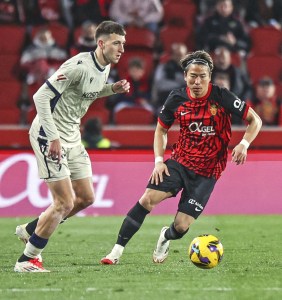 オサスナ戦の後半、競り合うマジョルカの浅野（右）＝パルマデマジョルカ（共同）