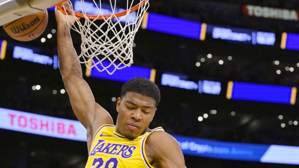 ジャズ戦でダンクシュートを決めるレーカーズの八村＝ロサンゼルス（ＵＳＡトゥデー・ロイター＝共同）
