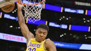 ジャズ戦でダンクシュートを決めるレーカーズの八村＝ロサンゼルス（ＵＳＡトゥデー・ロイター＝共同）