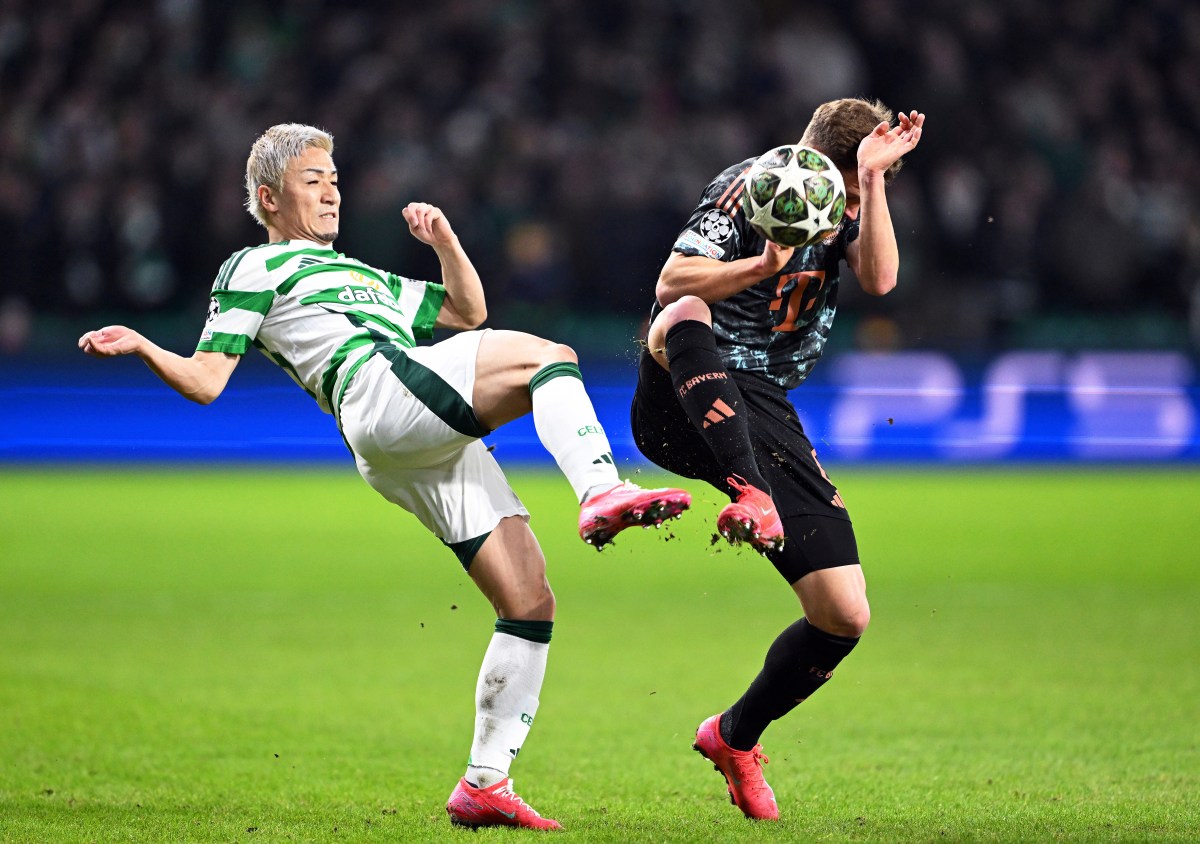 Celtic Glasgow - Bayern Munich 12 February 2025, Great Britain, Glasgow: Soccer: Champions League, Celtic Glasgow - Bayern Munich, knockout round, first leg, Celtic Park, Celtic‘s Daizen Maeda (l) and Munich‘s Joshua Kimmich fight for the ball. Photo: Sven Hoppe/dpa、クレジット：ＤＰＡ／共同通信イメージズ 「ＤＰＡ」