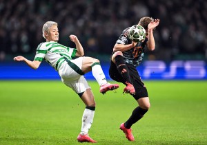 Celtic Glasgow - Bayern Munich 12 February 2025, Great Britain, Glasgow: Soccer: Champions League, Celtic Glasgow - Bayern Munich, knockout round, first leg, Celtic Park, Celtic‘s Daizen Maeda (l) and Munich‘s Joshua Kimmich fight for the ball. Photo: Sven Hoppe/dpa、クレジット：ＤＰＡ／共同通信イメージズ 「ＤＰＡ」