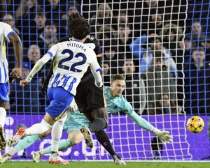 チェルシー戦の前半、先制ゴールを決めるブライトンの三笘（２２）＝ブライトン（共同）