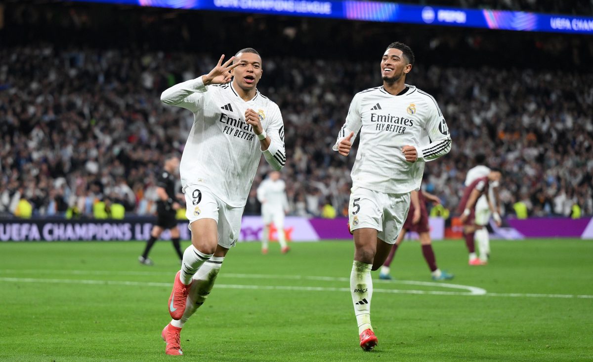 マンチェスター・シティー戦で３点目を決めて喜ぶレアル・マドリードのエムバペ（左）＝マドリード（ゲッティ＝共同）