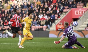 サウサンプトン戦の後半、ゴールを決めるブライトンの三笘（中央）＝サウサンプトン（ゲッティ＝共同）