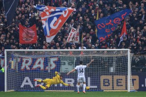 Zion Suzuki (Parma Calcio) saves the ball during Parma Calcio vs Bologna FC, Italian soccer Serie A match in Parma, Italy, February 22 2025、クレジット：ＩＰＡ　Ｓｐｏｒｔ／ＡＢＡＣＡ／共同通信イメージズ 「ＡＢＡＣＡＰＲＥＳＳ．ＣＯＭ」
