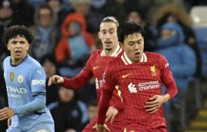 マンチェスター・シティー戦の後半、プレーするリバプールの遠藤（右）＝マンチェスター（共同）