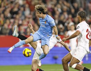 セビリア戦に出場したマジョルカの浅野＝セビリア（共同）