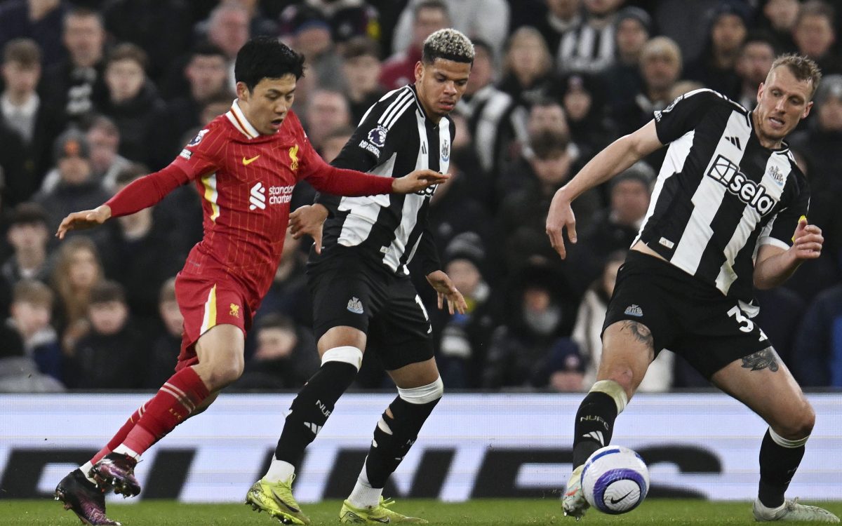 ニューカッスル戦の後半、プレーするリバプールの遠藤（左）＝リバプール（共同）