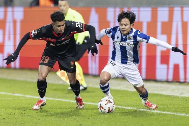 競り合う久保 サッカー欧州リーグ