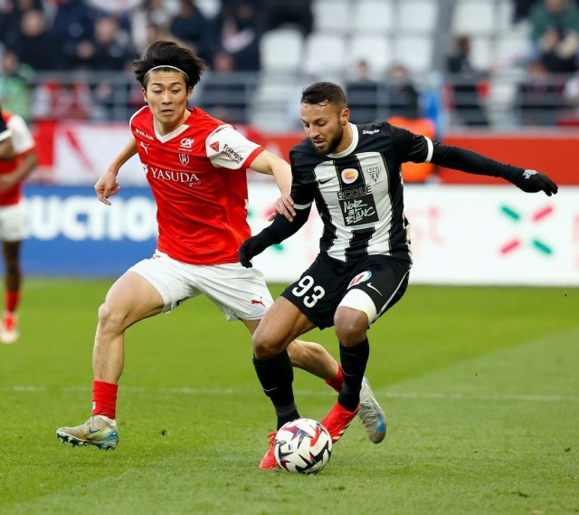 競り合う中村 フランス１部リーグ