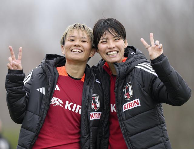 ポーズをとる南と熊谷 なでしこ、２１日豪州戦