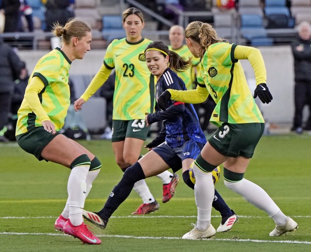 競り合う長谷川 SheBelieves Cup　オーストラリア戦