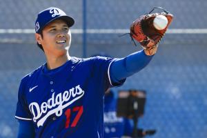 ブルペンで投球するドジャース・大谷＝グレンデール（共同）