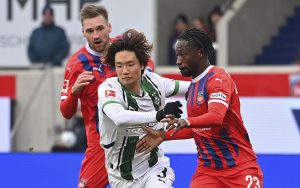 ハイデンハイム戦で競り合うボルシアＭＧの板倉（中央）＝ハイデンハイム（共同）