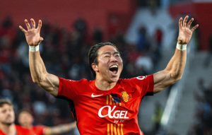 アラベス戦の前半、先制ゴールを決め喜ぶマジョルカの浅野＝パルマデマジョルカ（共同）