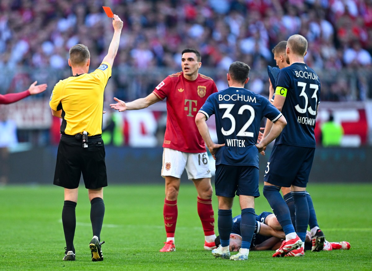 08 March 2025, Bavaria, Munich: Soccer: Bundesliga, Bayern Munich - VfL Bochum, matchday 25 at the Allianz Arena. Referee Christian Dingert shows Joao Palhinha of Munich the red card. Photo: Sven Hoppe/dpa - IMPORTANT NOTE: In accordance with the regulations of the DFL German Football League and the DFB German Football Association, it is prohibited to utilize or have utilized photographs taken in the stadium and/or of the match in the form of sequential images and/or video-like photo series.、クレジット：ＤＰＡ／共同通信イメージズ
