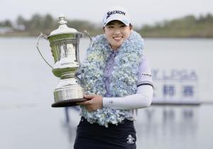 米女子ゴルフのブルーベイＬＰＧＡで優勝し、トロフィーを手に笑顔の竹田麗央＝９日、中国・海南島のブルーベイＧＣ（ゲッティ＝共同）