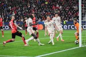 11 March 2025, North Rhine-Westphalia, Leverkusen: Soccer: Champions League, Bayer Leverkusen - Bayern Munich, knockout round, round of 16, second leg, BayArena. Munich‘s Harry Kane (M) scores to make it 0:1. Photo: Fabian Strauch/dpa、クレジット：ＤＰＡ／共同通信イメージズ