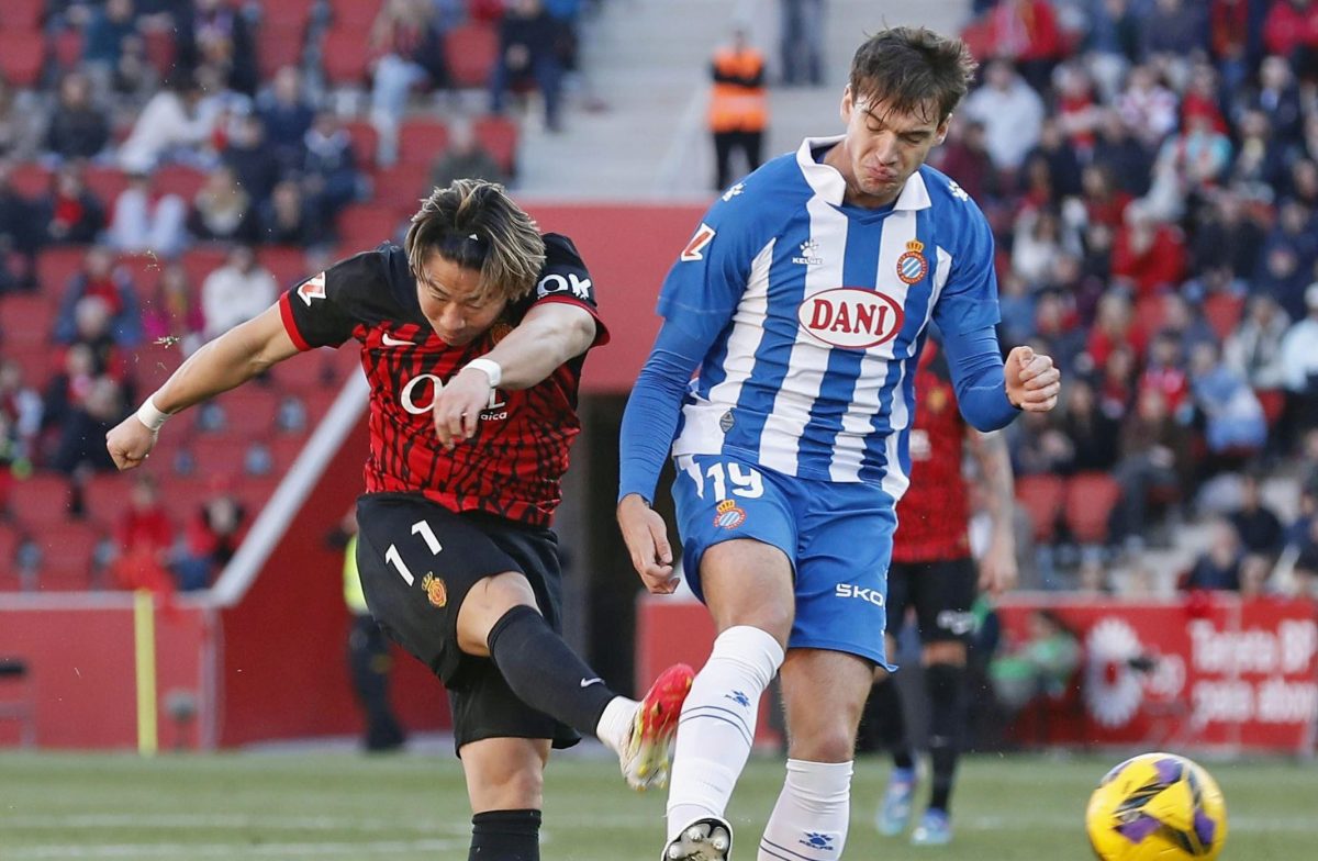 エスパニョール戦の前半、ゴールを狙うマジョルカの浅野（左）＝パルマデマジョルカ（共同）