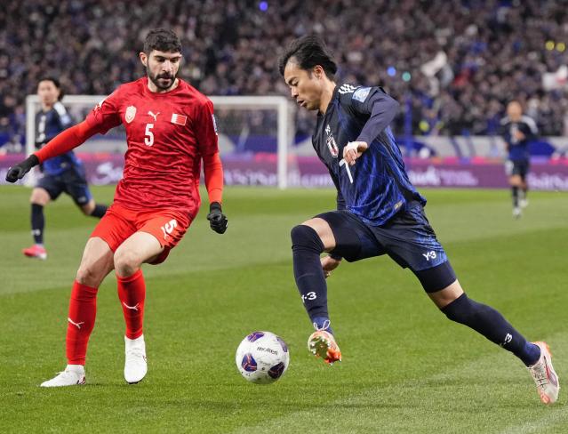 攻め込む三笘 サッカーＷ杯最終予選