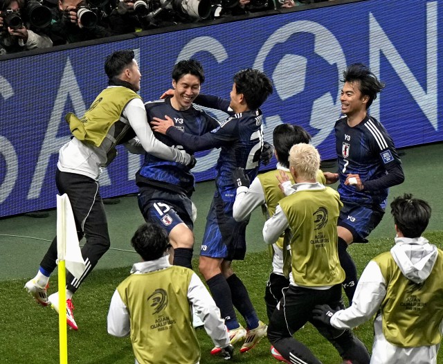 祝福される鎌田 サッカーＷ杯最終予選