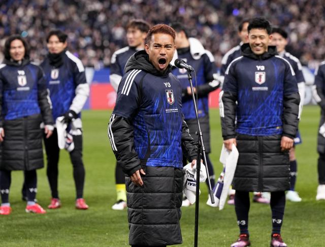 あいさつする長友 サッカーＷ杯最終予選