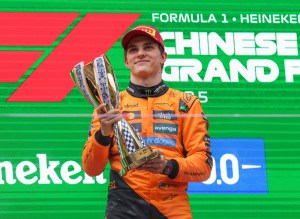 McLaren‘s driver Oscar Piastri of Australia celebrates during the awarding ceremony of the Formula 1 Chinese Grand Prix race at the Shanghai International Circuit in east China‘s Shanghai, on March 23, 2025. Photo by Xinhua/Ding Ting/ABACAPRESS.COM、クレジット：Ｘｉｎｈｕａ／ＡＢＡＣＡ／共同通信イメージズ
