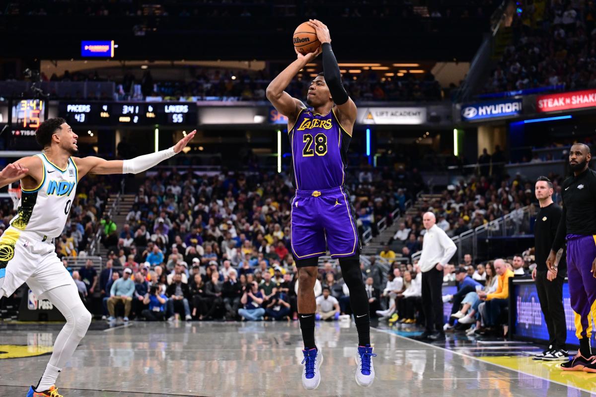 ペーサーズ戦でシュートを放つレーカーズの八村＝インディアナポリス（ＮＢＡＥ・ゲッティ＝共同）