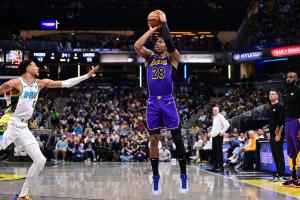 ペーサーズ戦でシュートを放つレーカーズの八村＝インディアナポリス（ＮＢＡＥ・ゲッティ＝共同）