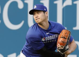 キャッチボールするドジャース・大谷＝ロサンゼルス（共同）