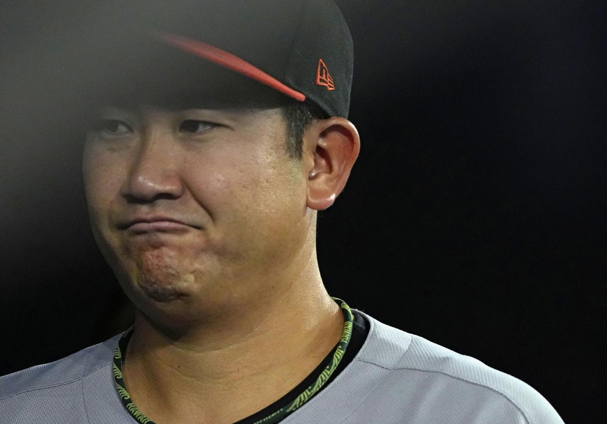 ブルージェイズ戦の５回途中、ベンチから引き揚げるオリオールズ・菅野＝トロント（共同）