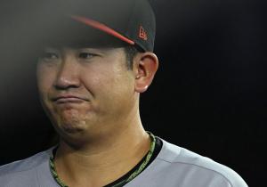 ブルージェイズ戦の５回途中、ベンチから引き揚げるオリオールズ・菅野＝トロント（共同）